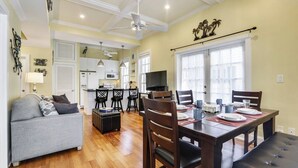 A compact living space with a dining area, kitchenette, and a sofa. - Lazy Gecko by Avantstay Walk to Duval St in Key West! Month Long Stays Only (Key West)