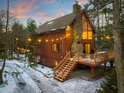 Refined Cabin, Hot Tub, Fire Pit, Indoor Sauna, Game Room, Pool Table, Sleeps 14