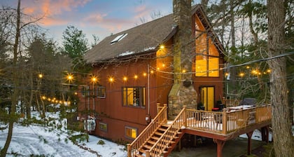 Refined Cabin, Hot Tub, Fire Pit, Indoor Sauna, Game Room, Pool Table, Sleeps 14