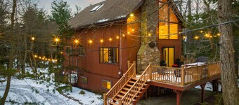 Refined Cabin, Hot Tub, Fire Pit, Indoor Sauna, Game Room, Pool Table, Sleeps 14