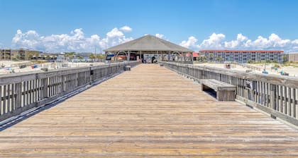 Cozy coastal escape near the beach & shopping with fast WiFi, AC