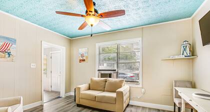 Cozy coastal escape near the beach & shopping with fast WiFi, AC