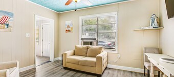 Cozy coastal escape near the beach & shopping with fast WiFi, AC