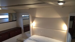 Un dormitorio con cama, cómoda y espejo.