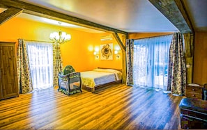Premium bedding, down duvets, travel cot, free WiFi