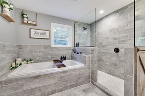 Badewanne, Haartrockner, Handtücher, Seife