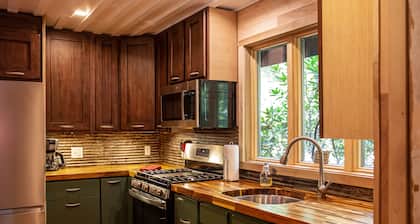Comfortably Chic Loft-Style, Pet Friendly, Mentone's Favorite Couple's Retreat