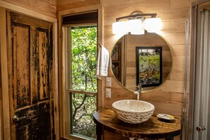 Regadera, amenidades de baño ecológicas, secadora de cabello, toallas 
