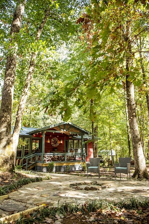 外観. Honeymoon Loft Cabin - Soaking Tub & Fireplace - Walk to Mentone