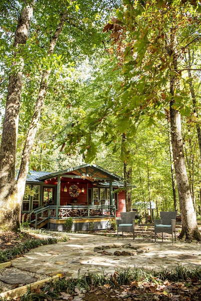 Honeymoon Loft Cabin - Soaking Tub & Fireplace - Walk to Mentone