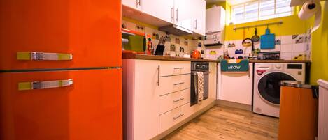 ثلاجة، ميكروويف، فرن، موقد طهي مسطح