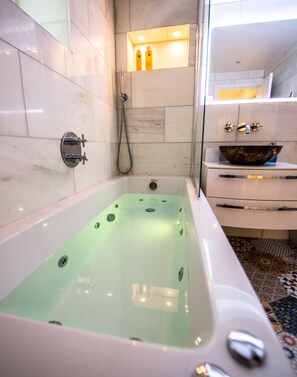 Combined shower/tub, jetted tub, hair dryer, towels - Luxurious and quirky flat in Greenwich/O2 Arena (London)