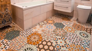 Combined shower/tub, jetted tub, hair dryer, towels