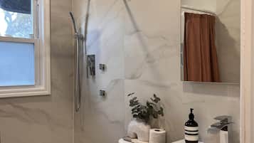 Ensemble douche/baignoire, sĂšche-cheveux, serviettes fournies, savon