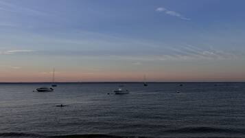 Beach nearby, sun loungers, beach towels