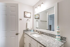 Bathroom - Comfy House in Tampa Pool BBQ Hammocks Gazebo Parking (Tampa)