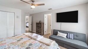 Basic House, Multiple Beds - Comfy House in Tampa Pool BBQ Hammocks Gazebo Parking (Tampa)