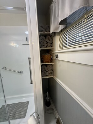 Dusche, Haartrockner, Handtücher, Seife