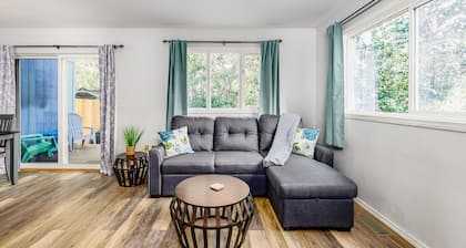 Charming dog-friendly home with a yard, grill, washer/dryer & cable