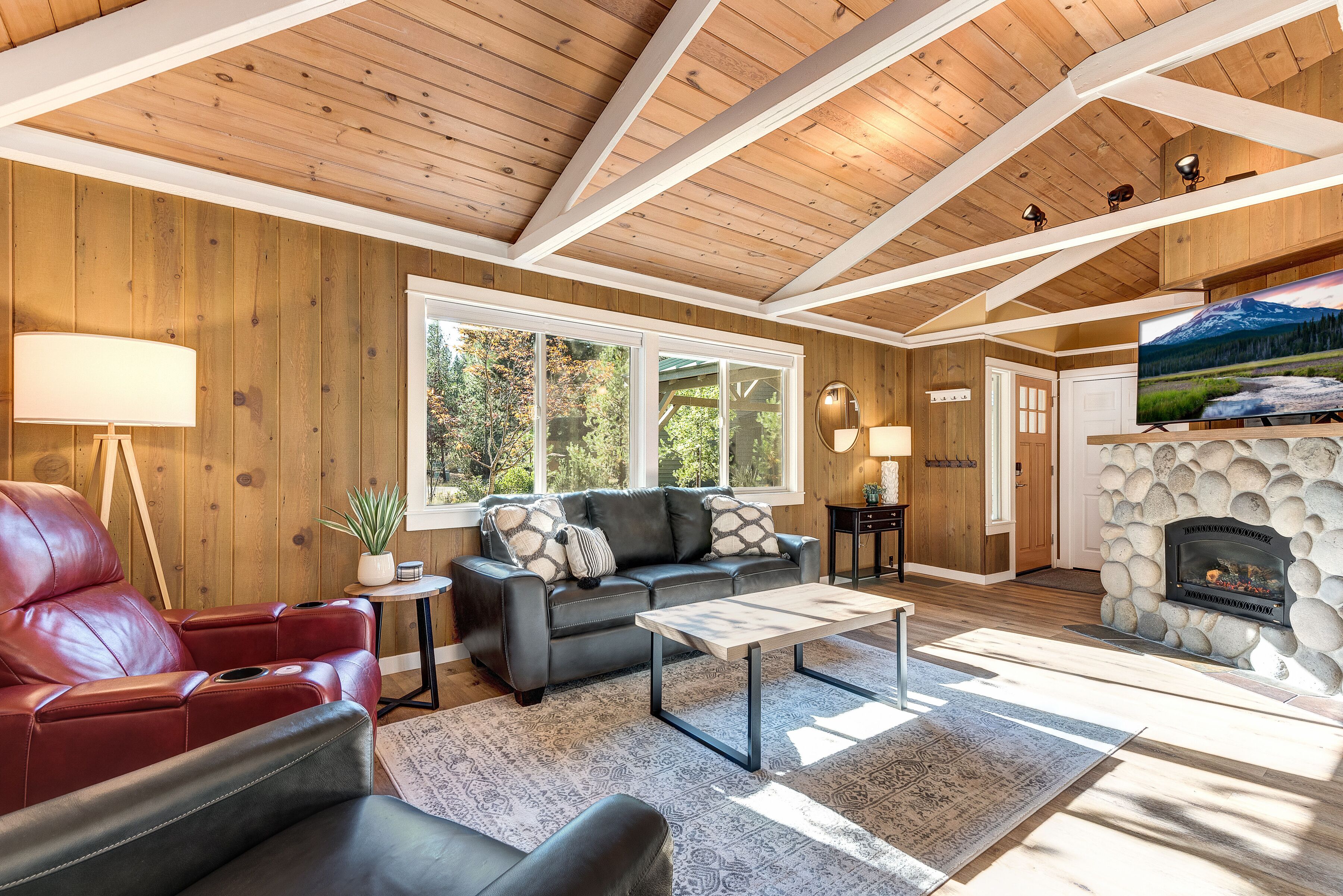 スマートテレビ、暖炉、ストリーミングサービス