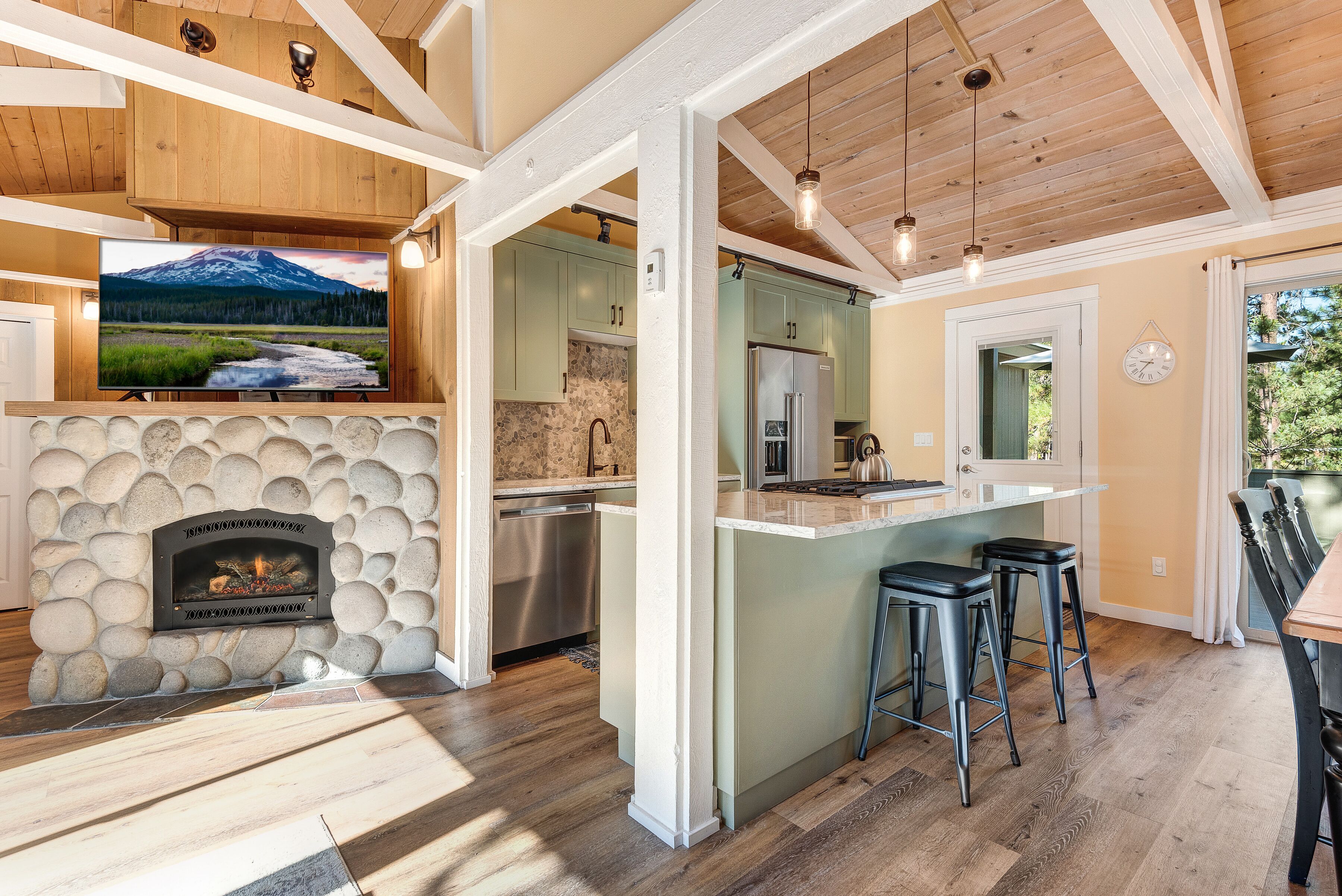 Jääkaappi, mikroaaltouuni, uuni, liesi