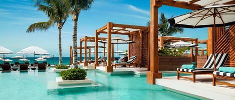 Alberca techada y alberca al aire libre