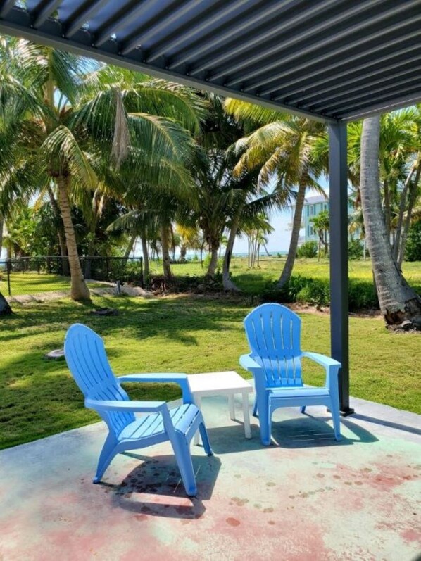 Property grounds - Charming 2 bed, 2 bath cottage 100 feet from private sandy ocean beach (Islamorada)