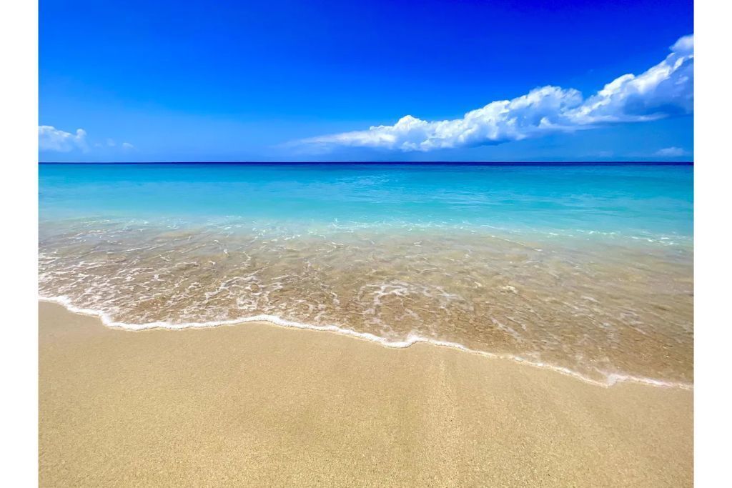 Beach nearby, sun loungers, beach towels