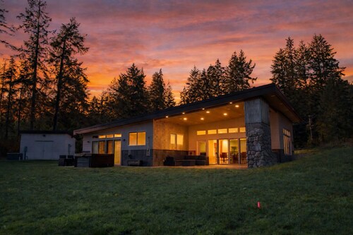 Water View Modern Home on the Bay- Hot Tub + Scenic Views