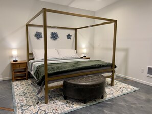 3 quartos, ferros/tábuas de passar roupa, berço de viagem