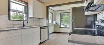 Spacious Tacoma Gem-for 6, self check-in, parking