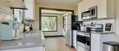 Kühlschrank, Mikrowelle, Ofen, Herdplatte