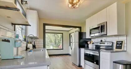 Spacious Tacoma Gem-for 6, self check-in, parking