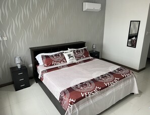 1 bedroom, desk, iron/ironing board, free WiFi - Gated Luxury New Kingston 1 Bdrm Condo Pool & Gym (Kingston)