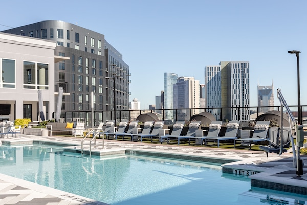 Outdoor pool, open 9:00 AM to 10:00 PM, pool loungers