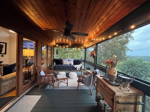 Private, 5 STAR Mtn. Home. Amazing LR Views, Hot Tub, 2 Decks, & Game Room!