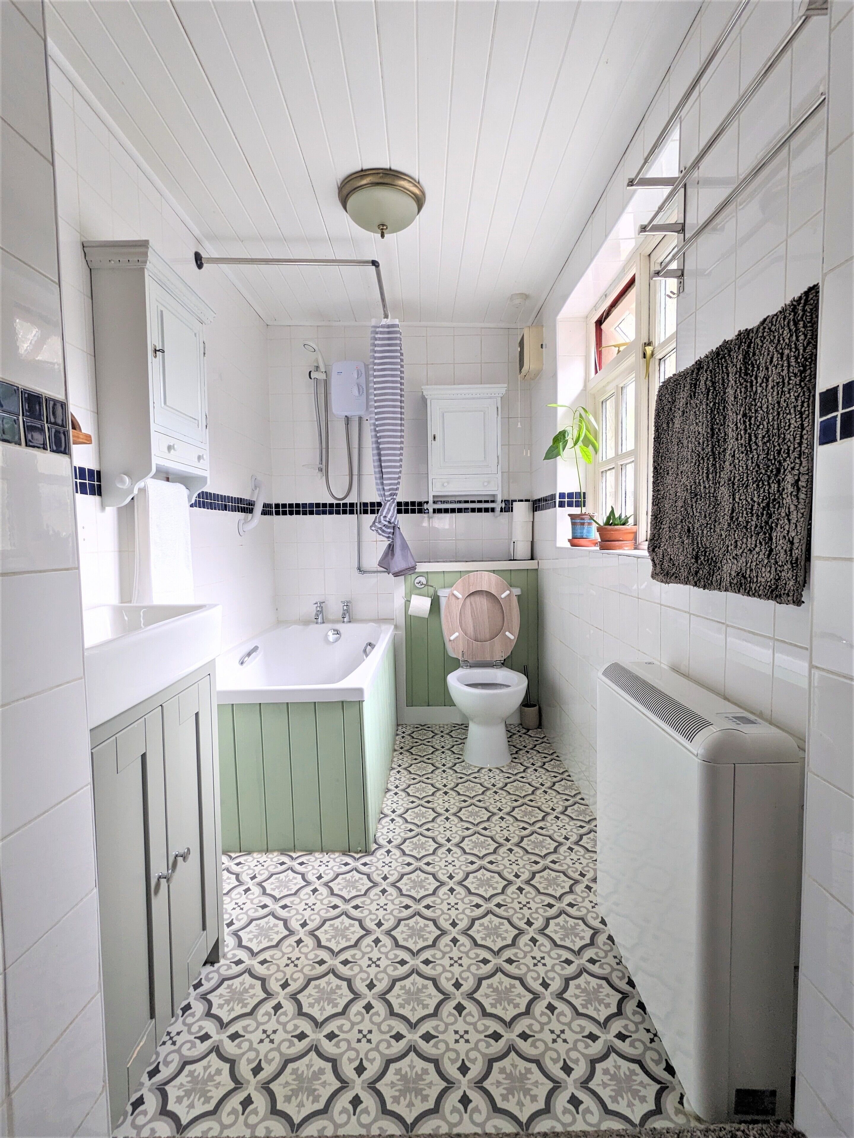 Combined shower/bathtub, hair dryer, towels, soap