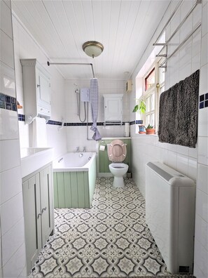 Combined shower/tub, hair dryer, towels, soap