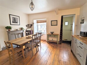 Dining - Spacious 3 bed apartment with castle view (Harlech)