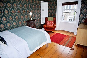 3 bedrooms, travel crib, free WiFi, bed sheets - Spacious 3 bed apartment with castle view (Harlech)