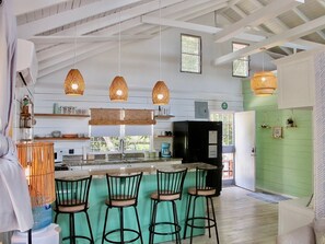 Een koelkast, een magnetron, een kookplaat