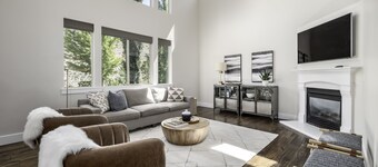 Clean, modern, golf course home w/ incredible mtn views, close to hike/golf/ski.