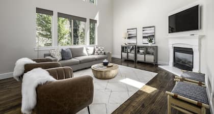 Clean, modern, golf course home w/ incredible mtn views, close to hike/golf/ski.