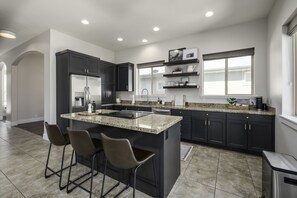 Fridge, microwave, oven, stovetop - Clean, modern, golf course home w/ incredible mtn views, close to hike/golf/ski. (Pleasant Grove)