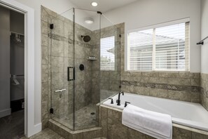 Baignoire à remous, séchoir à cheveux, serviettes fournies, savon