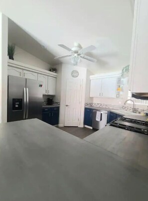 Fridge, microwave, oven, stovetop - Winter break ready large Havasu home W/RV parking & pool with heating option (Lake Havasu City)
