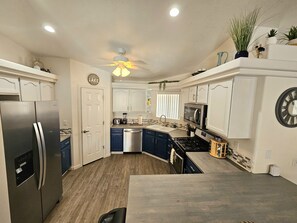 Fridge, microwave, oven, stovetop - Winter break ready large Havasu home W/RV parking & pool with heating option (Lake Havasu City)
