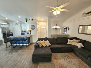 Smart TV, video games - Winter break ready large Havasu home W/RV parking & pool with heating option (Lake Havasu City)