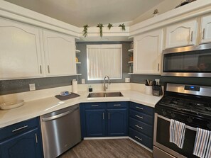 Frigorifero, microonde, forno, piano cottura