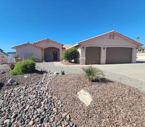Exterior - Winter break ready large Havasu home W/RV parking & pool with heating option (Lake Havasu City)